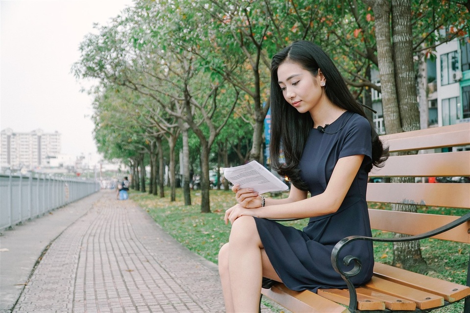 Qua sự giới thiệu của cô, hình ảnh về con đường hiện lên thật hiền hòa thơ mộng. Vẻ đẹp nơi đây khiến người xem liên tưởng đến khung cảnh đầu thu của Hà Nội hay những bức hình về châu Âu thường thấy.