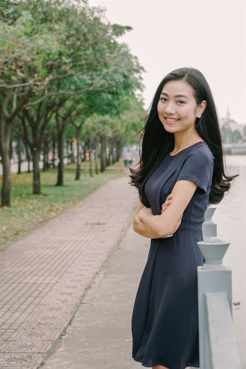 Không chỉ dạo quanh con đường được mệnh danh là đẹp “nhất nhì” TPHCM, Kiều Vỹ còn trò chuyện, phỏng vấn những người dân thường chạy bộ, tập thể dục ở đây.