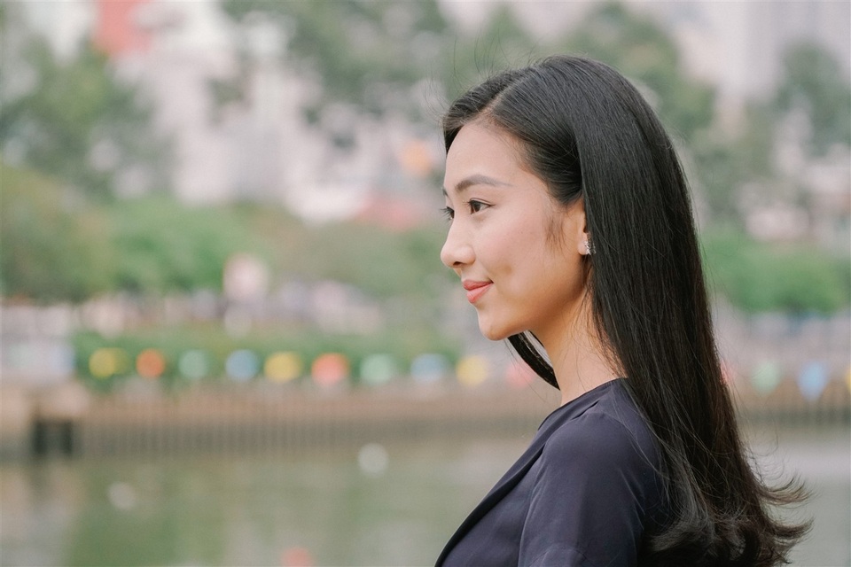 Cô cũng chọn phong cách trang điểm tự nhiên để phù hợp với hình ảnh của một MC, cũng như tính chất bản tin.