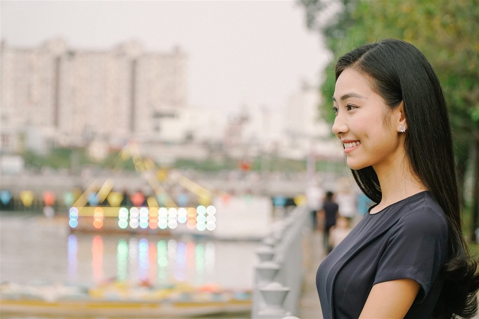 Lần đầu lên sóng truyền hình quốc gia trong một chương trình tin tức tổng hợp, Kiều Vỹ diện bộ váy thanh lịch, khoe vẻ đẹp yêu kiều. 