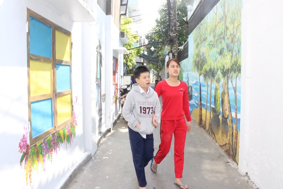 Con hẻm trở nên sinh động, đầy màu sắc khi những bức tường được khoác lên mình những tấm áo mới