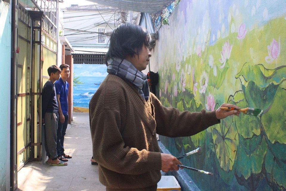 Những họa sĩ đang cố gắng hoàn thành những bức tranh trong thời gian sớm nhất