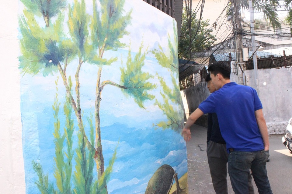 Nhiều người dân thích thú đến chiêm ngưỡng những bức tranh đã hoàn thiện