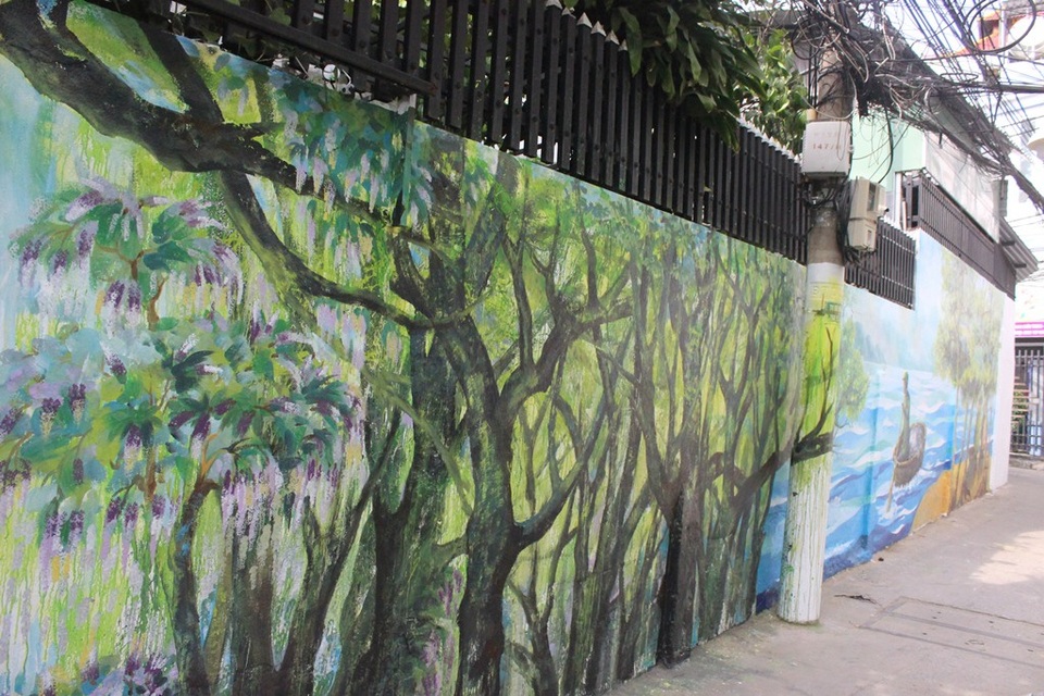 Nhiều bức tranh đã hoàn thành biến những bức tường rêu phong trở nên rực rỡ, đẹp cuốn hút.