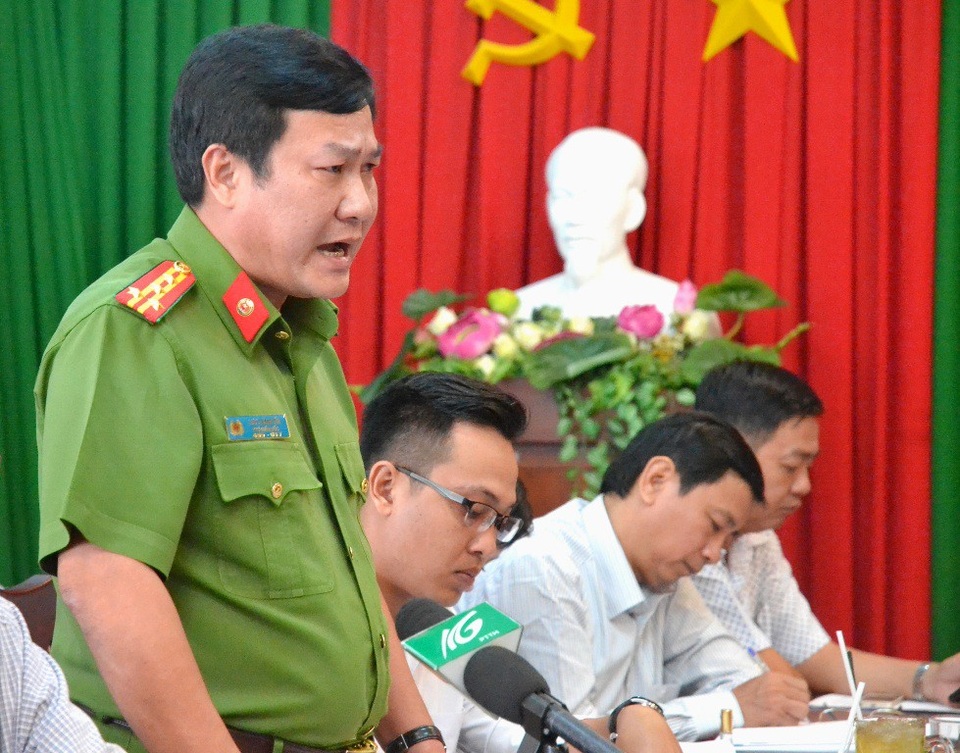 Vụ bé gái nghi bị bạo hành: Đề nghị cách li bé khỏi cha ruột và mẹ kế - 2 Đại tá Lưu Thành Tín - Phó Giám đốc Công an tỉnh Kiên Giang cho biết, việc cách li cháu T. khỏi cha ruột và mẹ kế sau thời gian gián đoạn là cần thiết