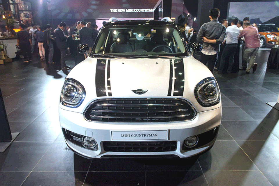 MINI Countryman khởi điểm từ 1,749 tỉ đồng - 1
MINI Countryman tại Việt Nam có hai phiên bản, cùng thiết kế 5 chỗ nhưng sử dụng loại động cơ và hệ thống động khác nhau.