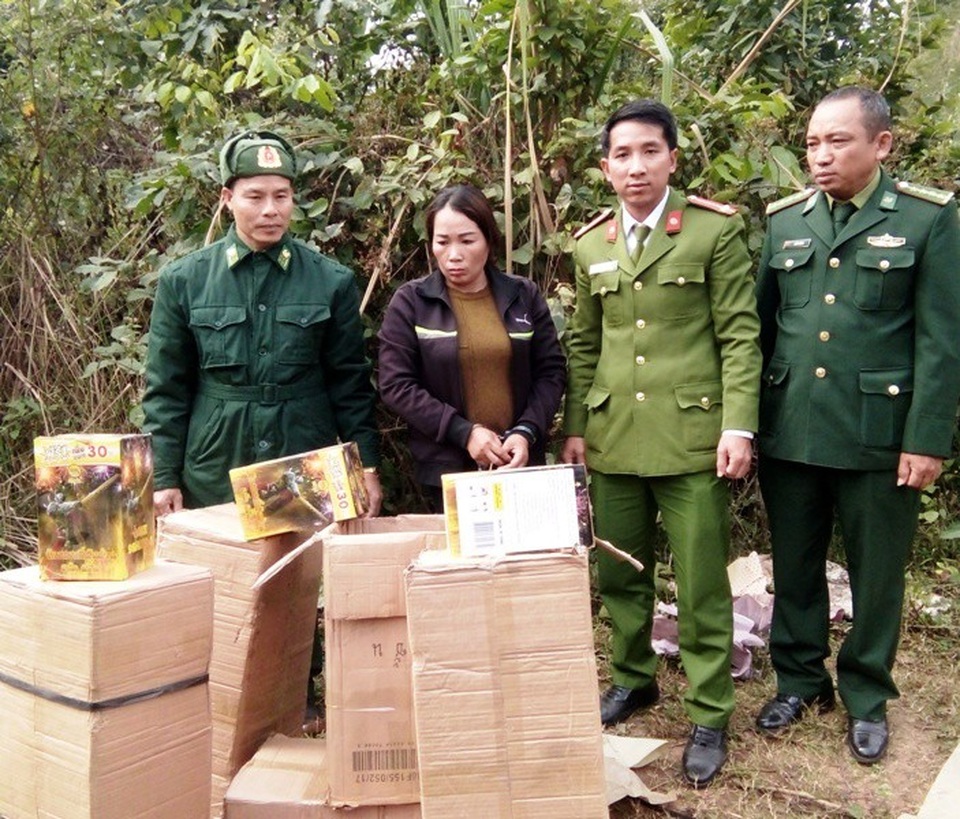 Cất giấu hàng trăm kg pháo lậu trong bao tải, két giấy để tại bãi rác - 1 Đối tượng và tang vật bị cơ quan chức năng bắt giữ (Ảnh: Đình Tiến)