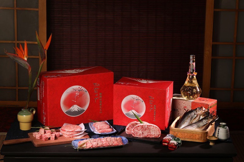 Giỏ quà ý nghĩa dịp tết với những thực phẩm bổ dưỡng từ Nhật Bản - 3 Ngoài những hộp quà thực phẩm, xuân Mậu Tuất năm nay FujiFoods còn gửi tới quý khách hàng thêm lựa chọn tiện lợi mà sang trọng với gói quà Anh đào trắng với những sản phẩm truyền thống cao cấp từ đất nước Mặt trời mọc.