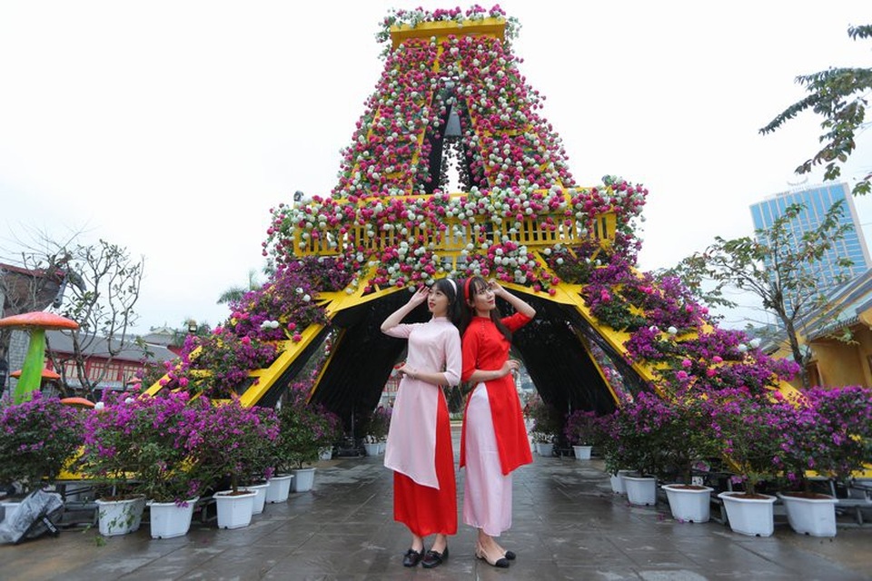 Thiên đường “sống ảo” miễn phí ngay cạnh vịnh Hạ Long hút hàng ngàn du khách - 5 Lễ hội tạo dựng bên vịnh Hạ Long 7 kỳ quan thế giới được kết tạo từ những sắc hoa rực rỡ. Sắc trắng tím điểm xuyết trên kết cấu kim loại biểu tượng cho Tháp Eiffel nơi kinh đô ánh sáng Paris.