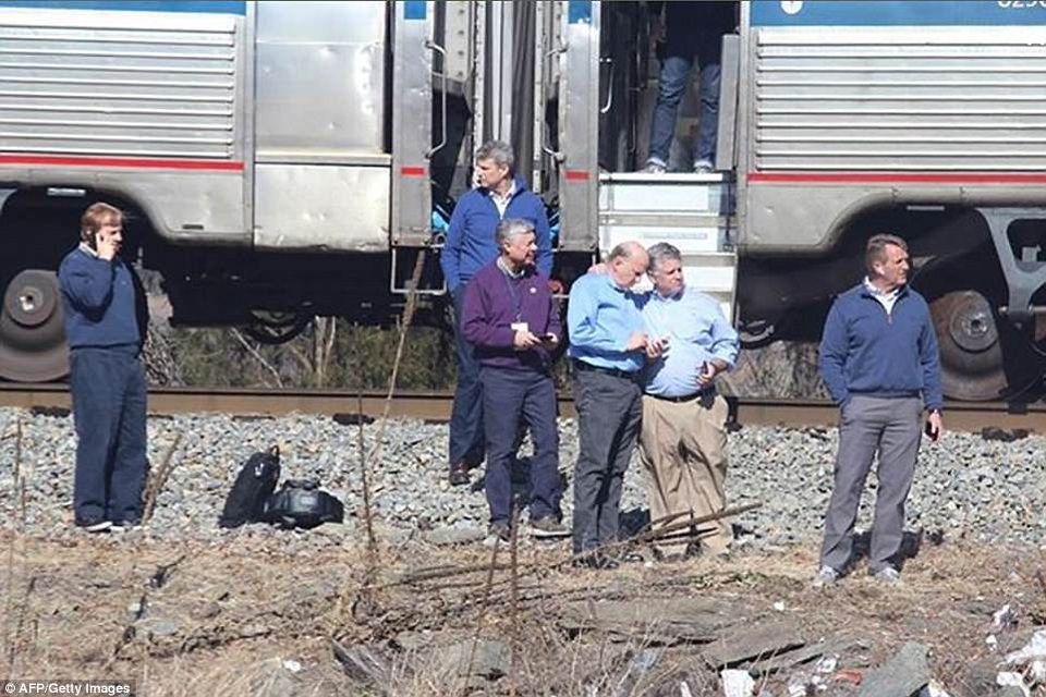 Tàu chở đoàn nghị sĩ Cộng hòa Mỹ đâm vào xe tải, 1 người thiệt mạng - 3 Theo hãng Amtrak, 2 trong số những người bị thương là nhân viên tàu, 3 người còn lại là hành khách trên tàu. Theo nghị sĩ Jeff Flake, bang Virginia, không có nghị sĩ nào trên tàu bị thương quá nặng sau vụ va chạm. “Đó là một vụ va chạm mạnh. Mọi người đều bay lên không trung rồi ngã xuống. Tôi cho nghĩ không có ai trên tàu bị thương nghiêm trọng”, ông Flake chia sẻ với Washington Post. (Ảnh: Getty)