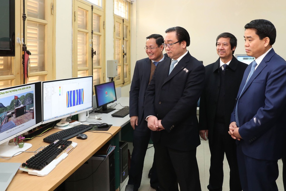 Bí thư Hà Nội: Hỗ trợ ĐH Quốc gia Hà Nội xây dựng hạ tầng tại Hòa Lạc - 2
Bí thư Hà Nội Hoàng Trung Hải thăm phòng nghiên cứu của ĐH QGHN