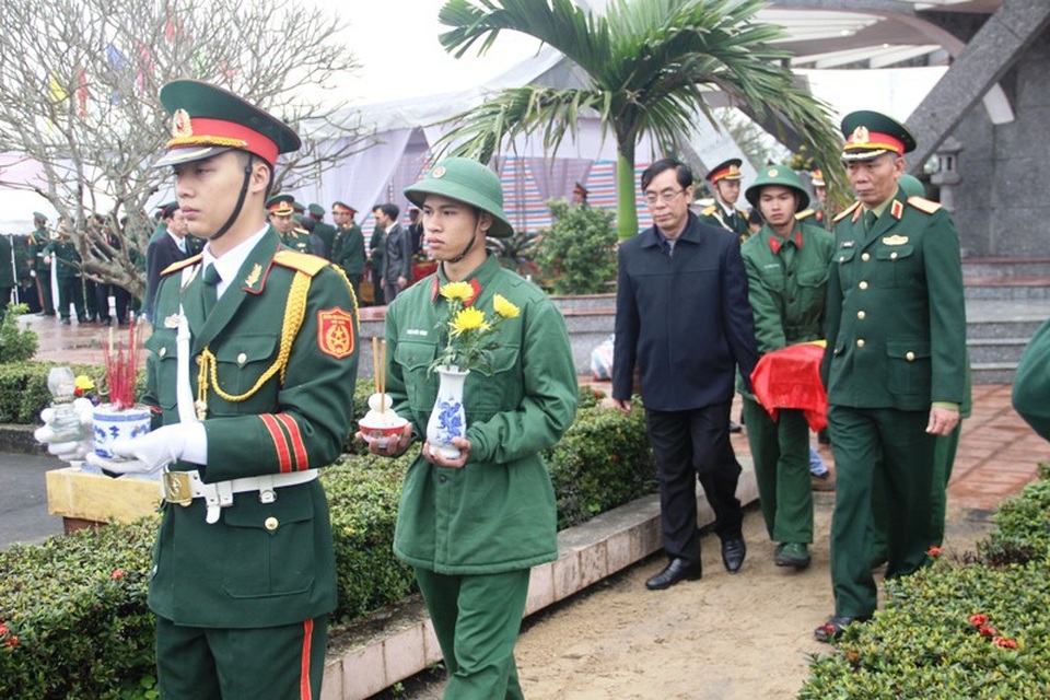Quảng Trị tổ chức lễ truy điệu và an táng 40 hài cốt liệt sĩ - 4 Lãnh đạo Quân Khu 4 và UBND tỉnh Quảng Trị cùng đưa các hài cốt về khu vực yên nghỉ