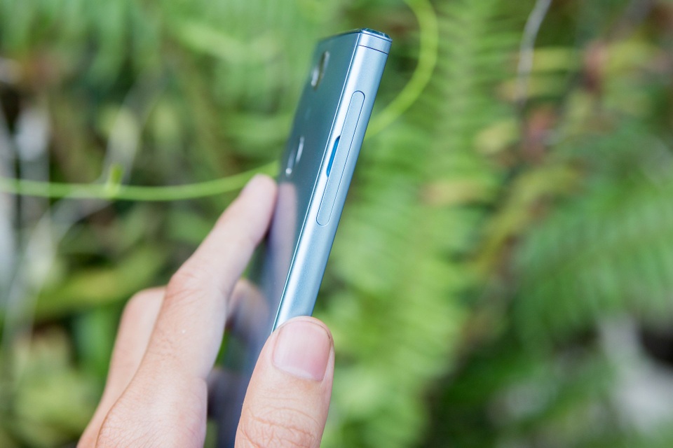 Xperia XA2 mới nhất của Sony bất ngờ xuất hiện tại Việt Nam - 5 Thử cầm trên tay sản phẩm này có thể thấy, Sony đã chăm chút khá tốt cho thiết bị tầm trung này với những góc cạnh máy được bo sắc nét, ôm trọn vào bàn tay khi sử dụng và không có cảm giác cấn tay.