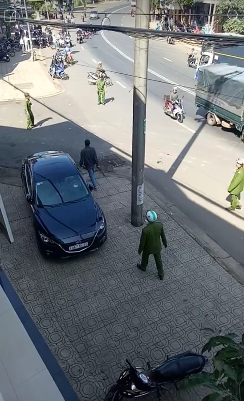 Khống chế người đàn ông đập phá văn phòng công chứng, cầm dao rượt đuổi công an - 3
Đối tượng đập phá chiếc xe bên đường, sau đó tiếp tục cầm dao rượt đuổi lực lượng công an (ảnh cắt từ clip)