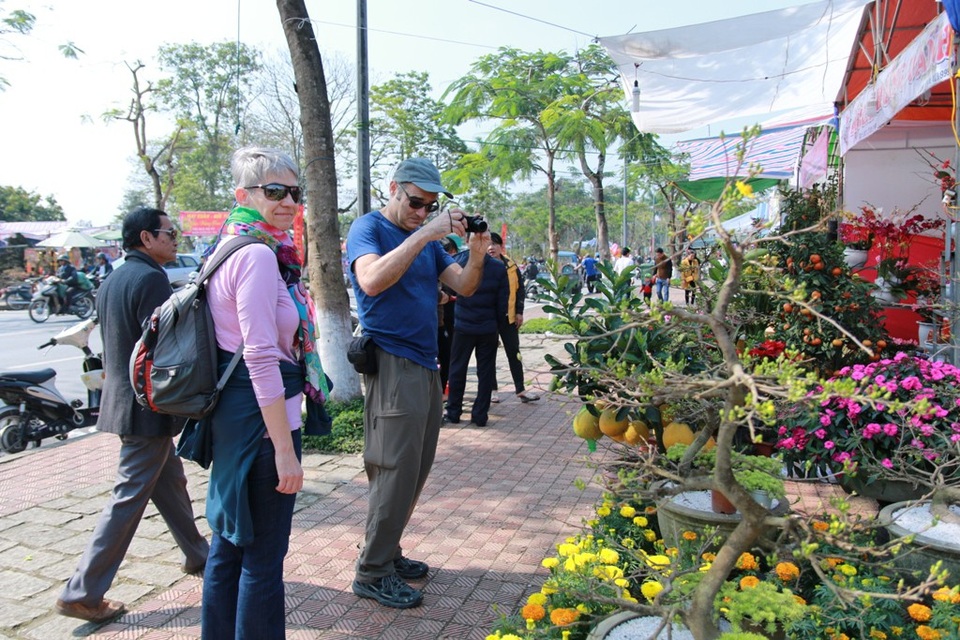 Du xuân những ngày giáp Tết Mậu Tuất 2018 - 1 Chợ hoa xuân không chỉ thu hút khách địa phương mà còn thu hút cả khách du lịch nước ngoài