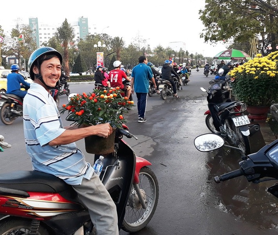 Ớt bảy màu quả chi chít “lạ mắt”, giá bình dân hút khách chơi Tết - 5 Người dân thích thú với ớt bi nhiều màu sắc quả chi chít.