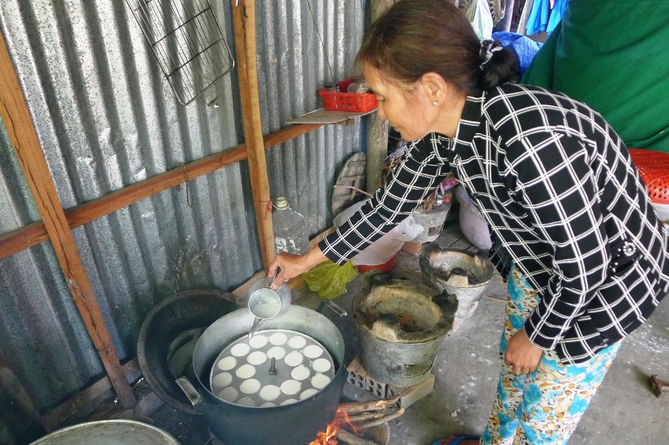Bố mẹ bỏ đi biệt tích, cậu học trò lớp 12 sống trong khốn khó - 2 Dù tuổi cao, trong người mang nhiều chứng bệnh, bà Phi vẫn cố gắng làm bánh đi bán, kiếm tiền cho cháu Hoài Bão học hành