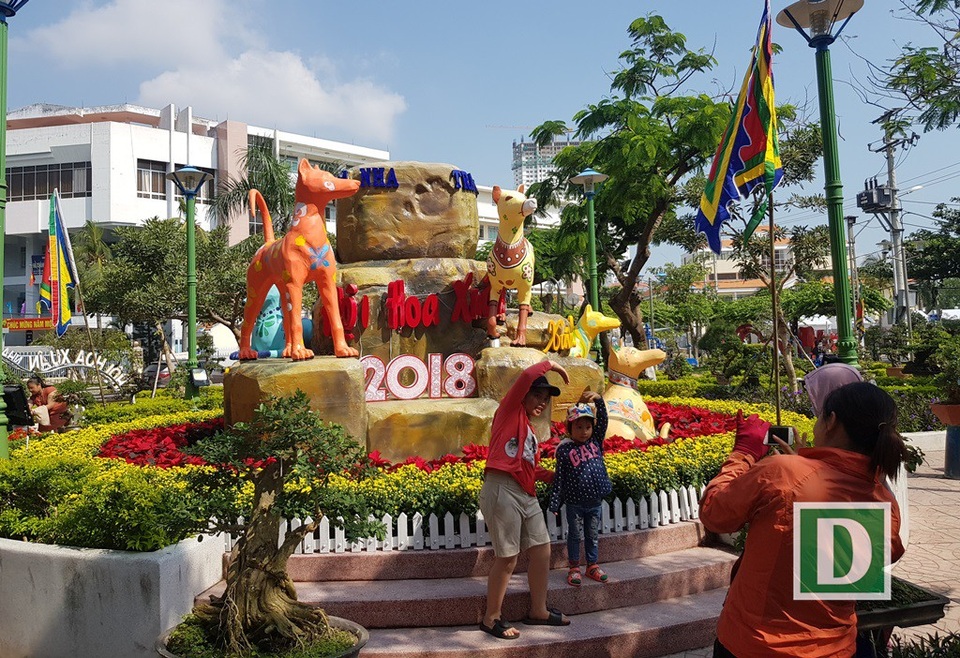 Người Nha Trang háo hức xuống phố dạo chơi ngày cận Tết - 3