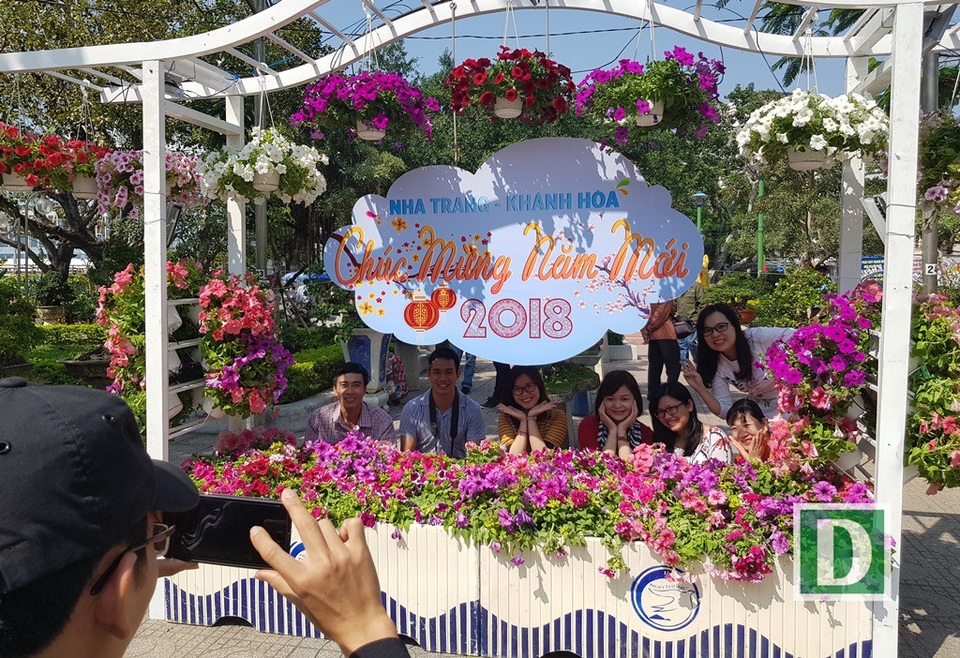 Các bạn trẻ Nha Trang háo hức chụp hình đón Tết