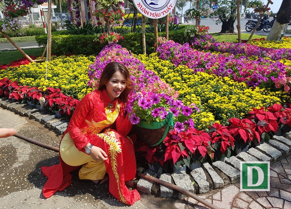 
Cô gái Nha Trang “đọ sắc” cùng hoa
