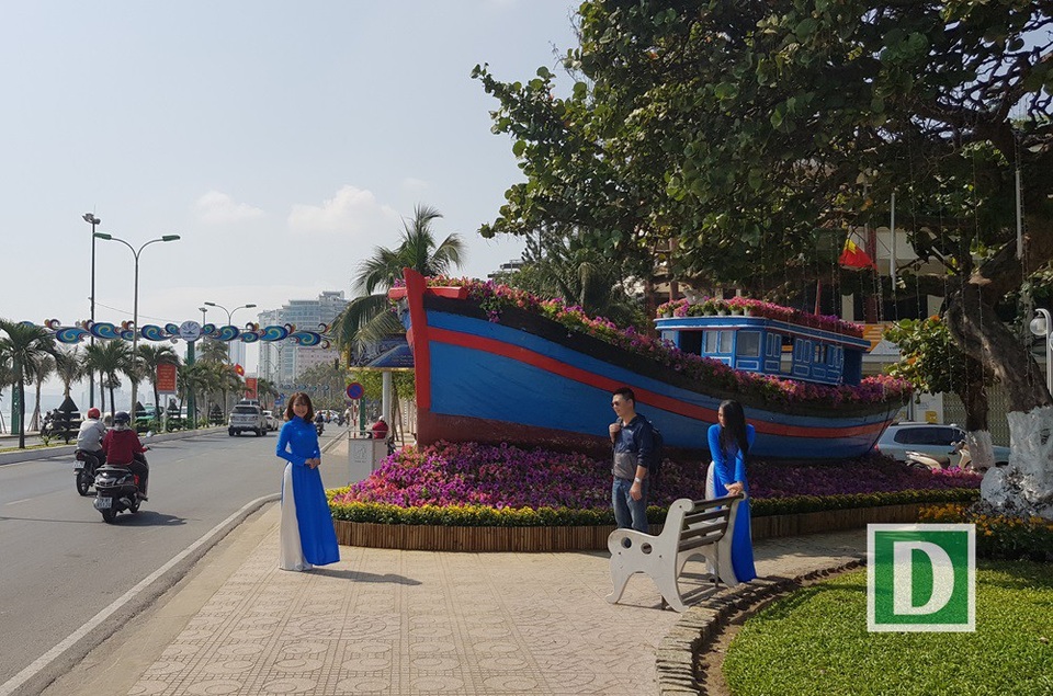 
Chiếc thuyền hoa trong không gian Hội hoa xuân Nha Trang thu hút bạn trẻ
