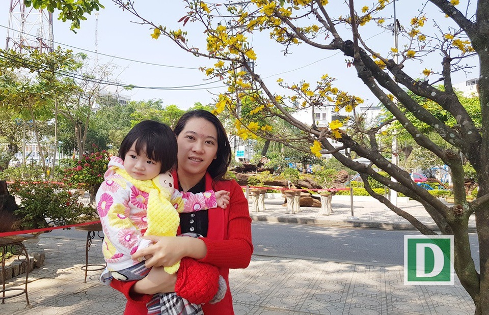 
Hai mẹ con Nha Trang rạng rỡ dưới góc mai vàng
