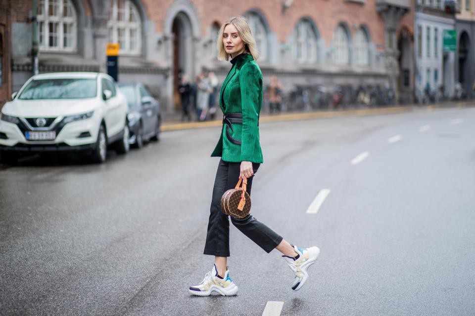 Giày thể thao to sụ “từ đời tám hoánh” gây sốt trở lại - 3 “Fashionista” người Đức - Lisa Hahnbueck - đi một đôi giày thể thao to sụ tới dự một buổi trình diễn thời trang trong khuôn khổ Tuần lễ Thời trang New York (Mỹ).