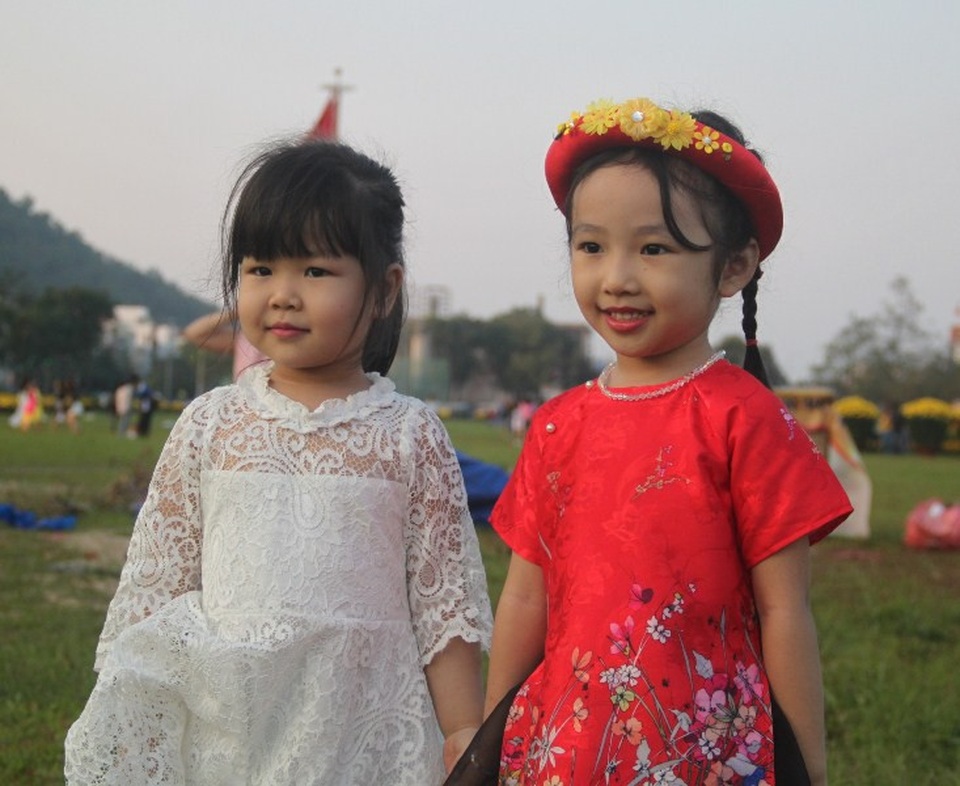 Thiếu nữ đất võ Bình Định đọ sắc bên đào Nhật Tân - 10 Những người mẫu nhí cũng tự tin tạo dáng trước ống kính phóng viên.