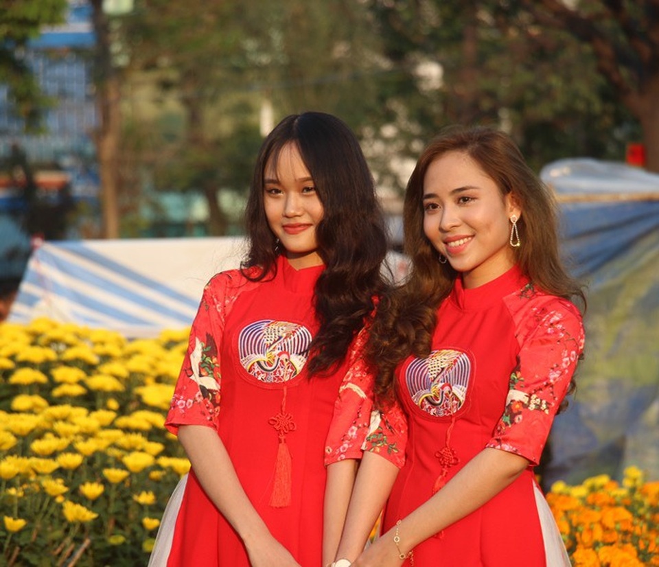 Thiếu nữ đất võ Bình Định đọ sắc bên đào Nhật Tân - 7 Những bạn gái chọn cho mình bộ áo dài truyền thống đẹp rực rỡ.