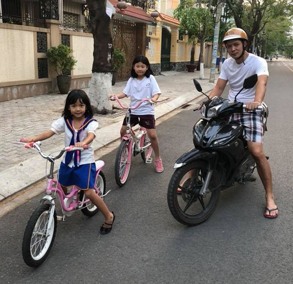 "Cô Đẩu" Công Lý được vợ cũ và con trai đến ủng hộ đóng Táo Quân - 19 Diễn viên Bình Minh chạy xe máy để bảo hộ hai cô con gái đi xe đạp.