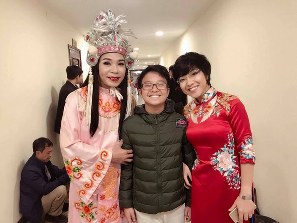 "Cô Đẩu" Công Lý được vợ cũ và con trai đến ủng hộ đóng Táo Quân - 1 Đảm nhận vai Bắc Đẩu (Cô Đẩu) trong kịch Táo Quân, NSƯT Công Lý đã có 3 đêm ghi hình vừa qua tại Hà Nội, anh bất ngờ được vợ cũ Thảo Vân và con trai tới ủng hộ trong đêm. Cả 3 người cùng chụp ảnh thân thiết và rất vui vẻ.
