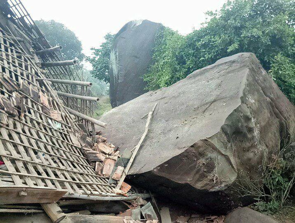 Đá “khủng” lăn sập nhà, 9 người đang ngủ thoát chết trong gang tấc - 1 
Hòn đá lớn làm đổ sập căn nhà của gia đình ông Bựng