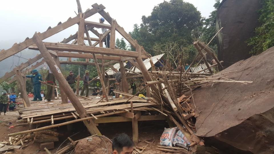 Đá “khủng” lăn sập nhà, 9 người đang ngủ thoát chết trong gang tấc - 2 
Chính quyền và người dân giúp gia đình ông Bựng dỡ ngôi nhà bị sập