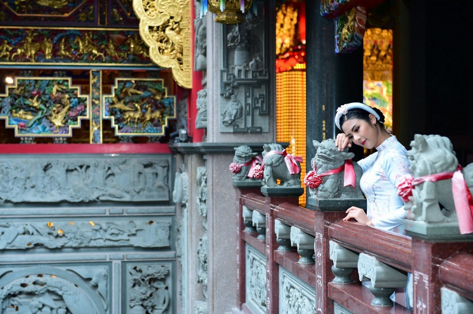 Hoa hậu Ngọc Hân bị “tra khảo” chuyện lấy chồng ngày giáp Tết - 9 Trở về Việt Nam chuẩn bị đón Tết, nhìn lại một năm đã qua, dấu ấn lớn nhất với cô là được mời sang trụ sở của UNESCO (Pháp) và trình diễn tại Hội nghị cấp cao APEC 2017 để giới thiệu về nét đẹp trang phục truyền thống của Việt Nam.