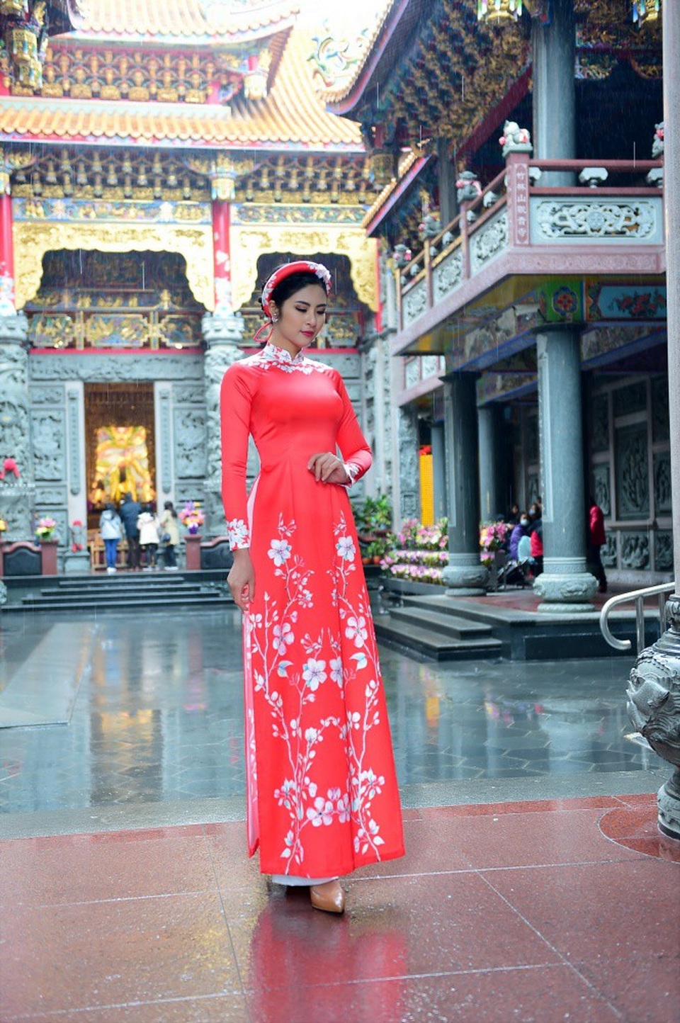 Hoa hậu Ngọc Hân bị “tra khảo” chuyện lấy chồng ngày giáp Tết - 12 Người đẹp còn hài hước nói rằng cô “dành cả thanh xuân để đính áo dài”.