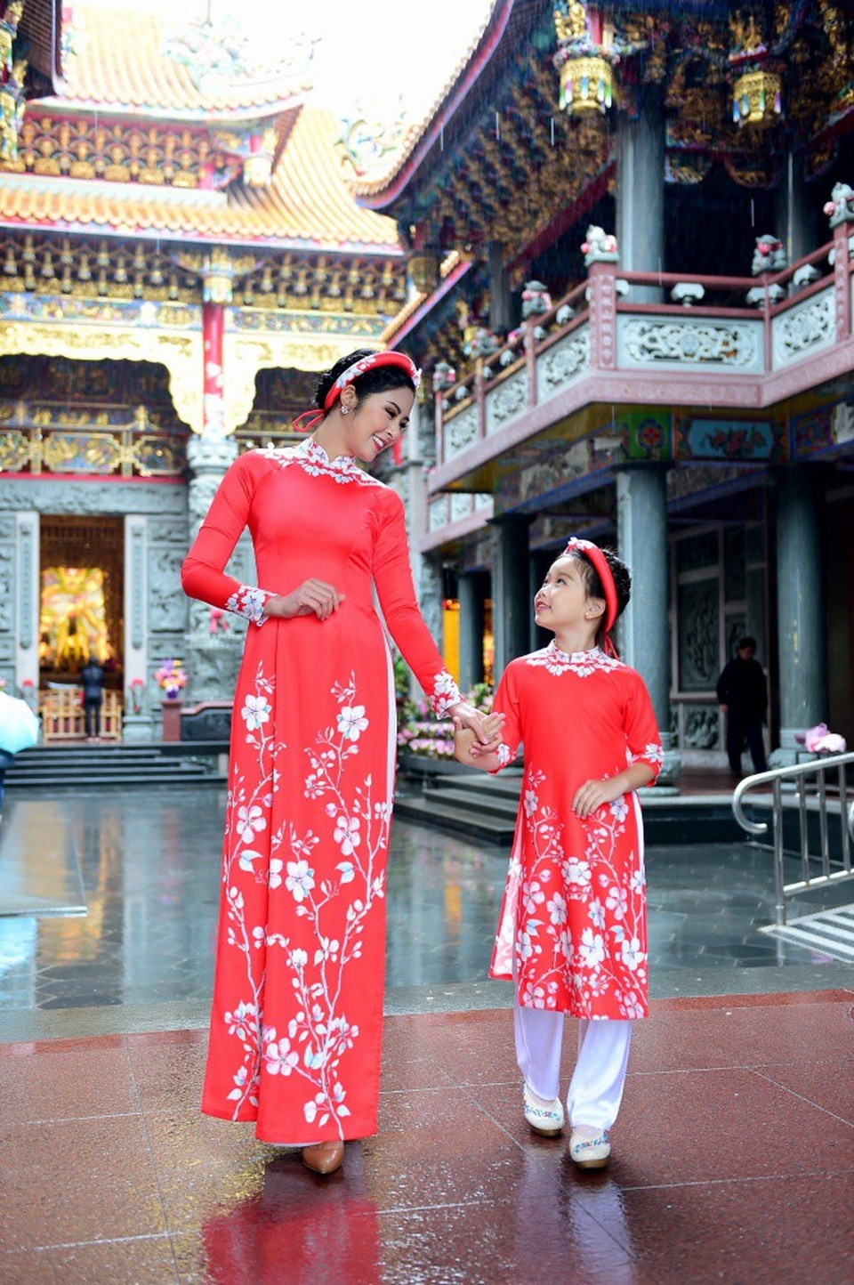 Hoa hậu Ngọc Hân bị “tra khảo” chuyện lấy chồng ngày giáp Tết - 8 Ngọc Hân đánh giá, bé Thục Đình rất thông minh, có tố chất làm mẫu và tạo dáng rất chuyên nghiệp theo đúng ý tưởng mà cô mong muốn.