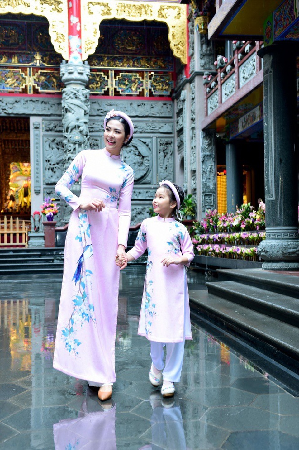 Hoa hậu Ngọc Hân bị “tra khảo” chuyện lấy chồng ngày giáp Tết - 7 Đây là lần đầu tiên Hoa hậu Việt Nam 2010 làm việc chung với model nhí Thục Đình nhưng cả hai nhanh chóng gần gũi, thân thiết.