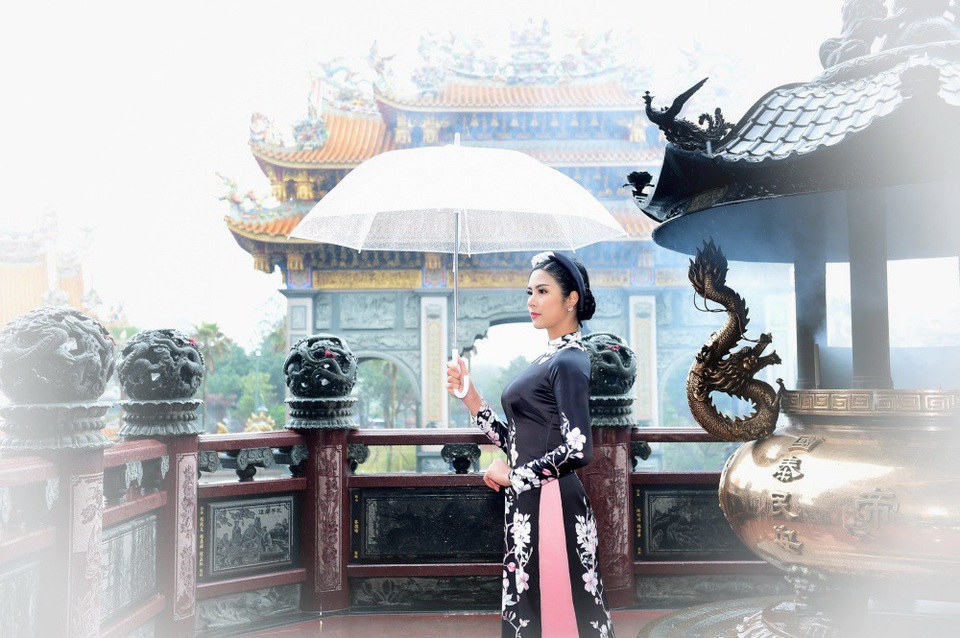 Hoa hậu Ngọc Hân bị “tra khảo” chuyện lấy chồng ngày giáp Tết - 10 Từ nhiều năm nay, Ngọc Hân dành tình yêu đặc biệt cho áo dài, thường xuyên tham gia những sự kiện văn hóa lớn của đất nước như: Lễ hội Áo dài Hà Nội, Festival Làng nghề truyền thống Huế...