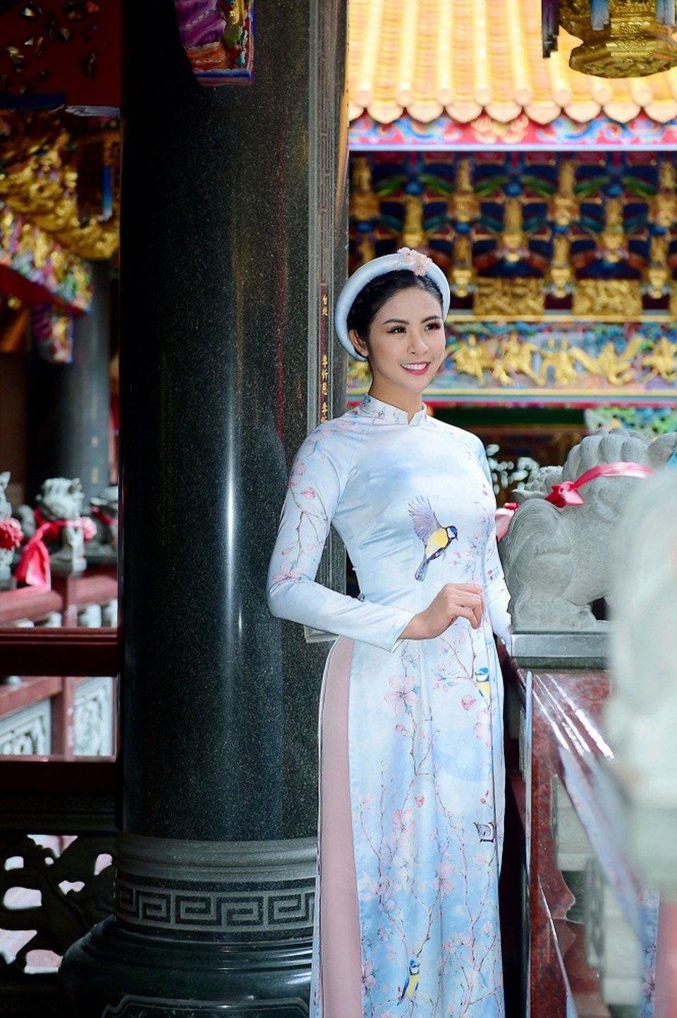 Hoa hậu Ngọc Hân bị “tra khảo” chuyện lấy chồng ngày giáp Tết - 2 Khi ghé thăm ngôi chùa Quan Âm ở núi Trúc Lâm, người đẹp đã diện các trang phục áo dài nằm trong bộ sưu tập “Cánh én mùa xuân” mà cô tự thiết kế.