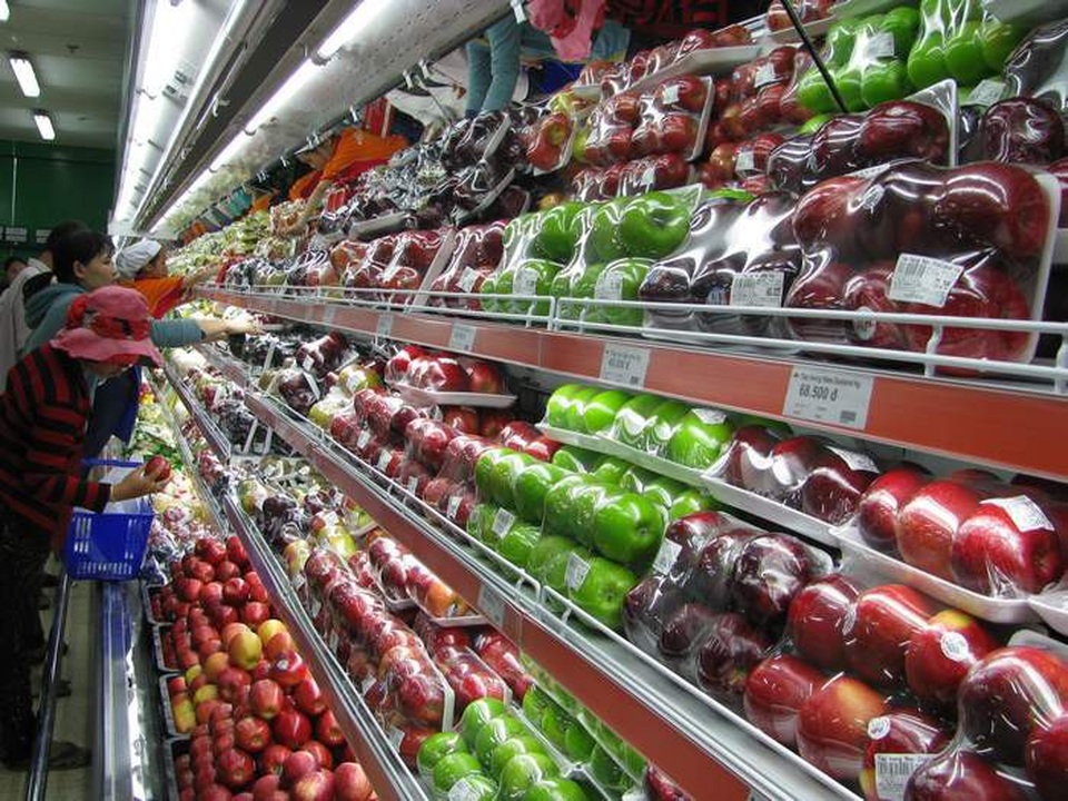 Tết Mậu Tuất: Dân chi 126 tỷ đồng mỗi ngày để mua hoa quả ngoại ăn Tết - 1
Hoa quả ngoại đang ồ ạt lên bàn thờ người Việt mỗi dịp lễ, tết.