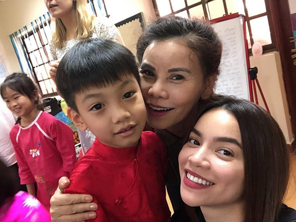 "Cô Đẩu" Công Lý được vợ cũ và con trai đến ủng hộ đóng Táo Quân - 3 Tuần qua, Hồ Ngọc Hà cùng mẹ đến trường của con trai Subeo tham gia hoạt động tập thể cùng con trai trong những ngày cuối năm.