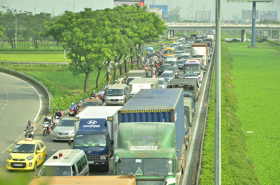 Dòng người ùn ùn đi tảo mộ, về quê nghỉ Tết, cửa ngõ Sài Gòn kẹt cứng - 3 Hàng nghìn phương tiện xếp hàng ùn ứ trên quốc lộ 1 đoạn qua huyện Bình Chánh