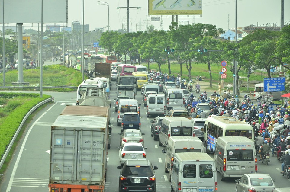 Dòng người ùn ùn đi tảo mộ, về quê nghỉ Tết, cửa ngõ Sài Gòn kẹt cứng - 1 Dòng người ùn ùn đi tảo mộ, về quê nghỉ Tết, cửa ngõ Sài Gòn kẹt cứng - 1