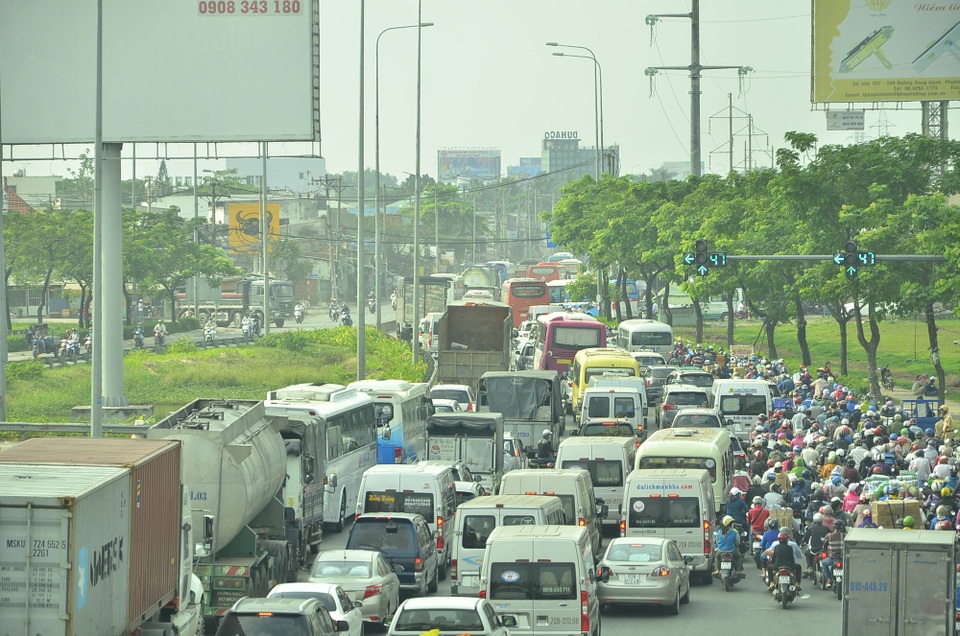 Dòng người ùn ùn đi tảo mộ, về quê nghỉ Tết, cửa ngõ Sài Gòn kẹt cứng - 2 Dòng người ùn ùn đi tảo mộ, về quê nghỉ Tết, cửa ngõ Sài Gòn kẹt cứng - 2