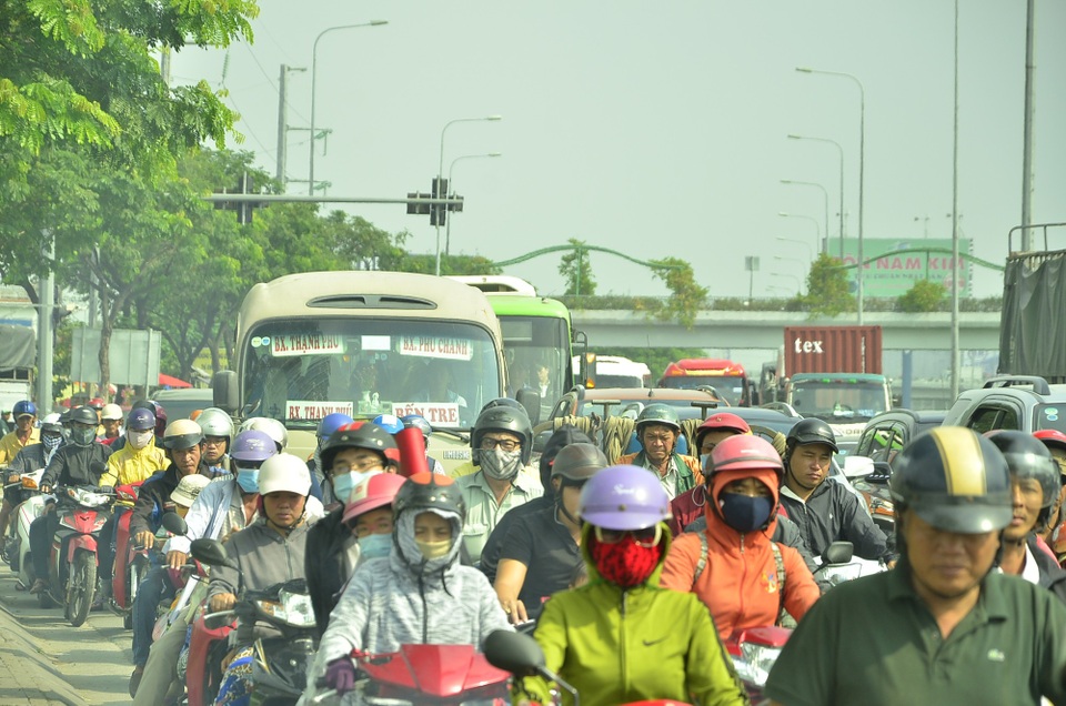 Dòng người ùn ùn đi tảo mộ, về quê nghỉ Tết, cửa ngõ Sài Gòn kẹt cứng - 7 Người dân các tỉnh miền Tây bắt đầu về quê đón Tết khiến cửa ngõ kẹt cứng