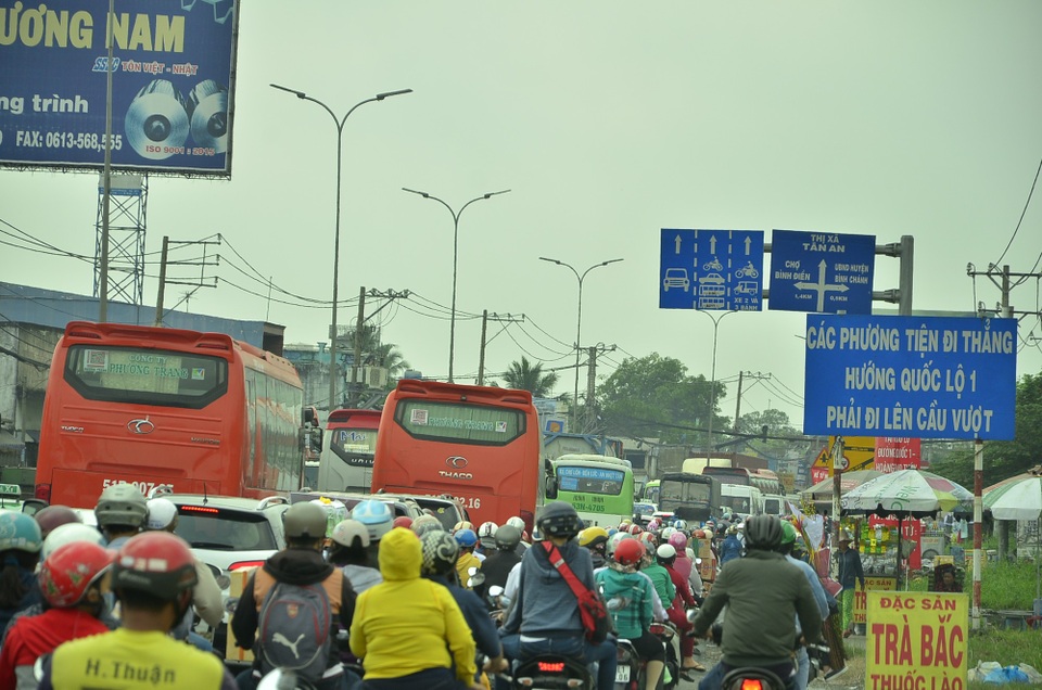 Dòng người ùn ùn đi tảo mộ, về quê nghỉ Tết, cửa ngõ Sài Gòn kẹt cứng - 6 Dòng người ùn ùn đi tảo mộ, về quê nghỉ Tết, cửa ngõ Sài Gòn kẹt cứng - 6