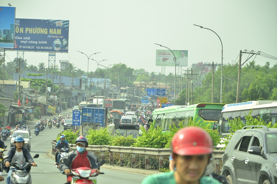 Dòng người ùn ùn đi tảo mộ, về quê nghỉ Tết, cửa ngõ Sài Gòn kẹt cứng - 5 Quốc lộ 1 hướng về miền Tây kẹt cứng, hướng ngược lại thưa xe