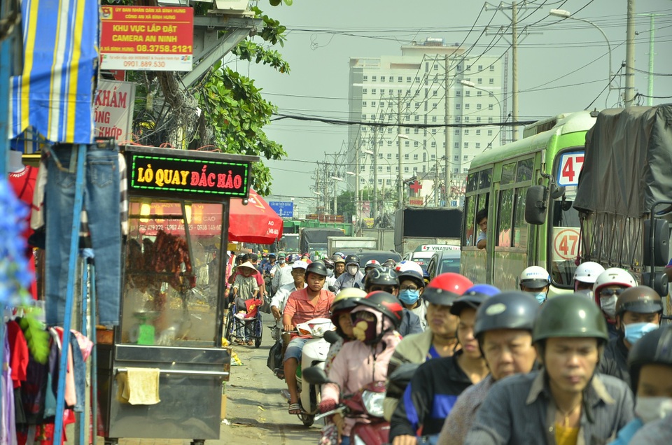 Dòng người ùn ùn đi tảo mộ, về quê nghỉ Tết, cửa ngõ Sài Gòn kẹt cứng - 4 Dòng người ùn ùn đi tảo mộ, về quê nghỉ Tết, cửa ngõ Sài Gòn kẹt cứng - 4
