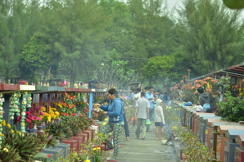 Dòng người ùn ùn đi tảo mộ, về quê nghỉ Tết, cửa ngõ Sài Gòn kẹt cứng - 10
Các nghĩa trang đông nghẹt người đi tảo mộ.