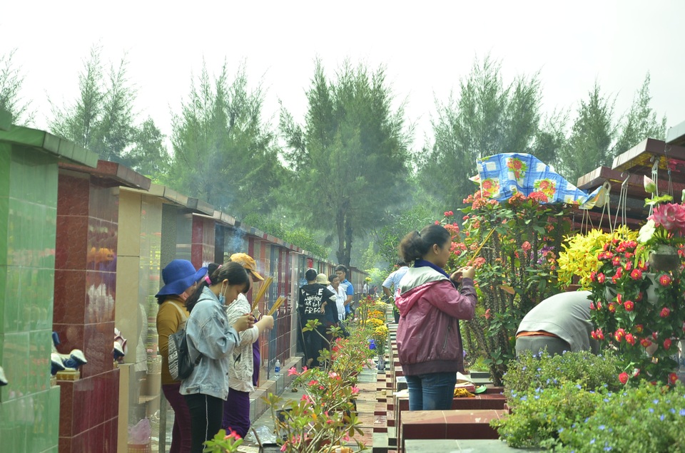 Dòng người ùn ùn đi tảo mộ, về quê nghỉ Tết, cửa ngõ Sài Gòn kẹt cứng - 9 Dòng người ùn ùn đi tảo mộ, về quê nghỉ Tết, cửa ngõ Sài Gòn kẹt cứng - 9